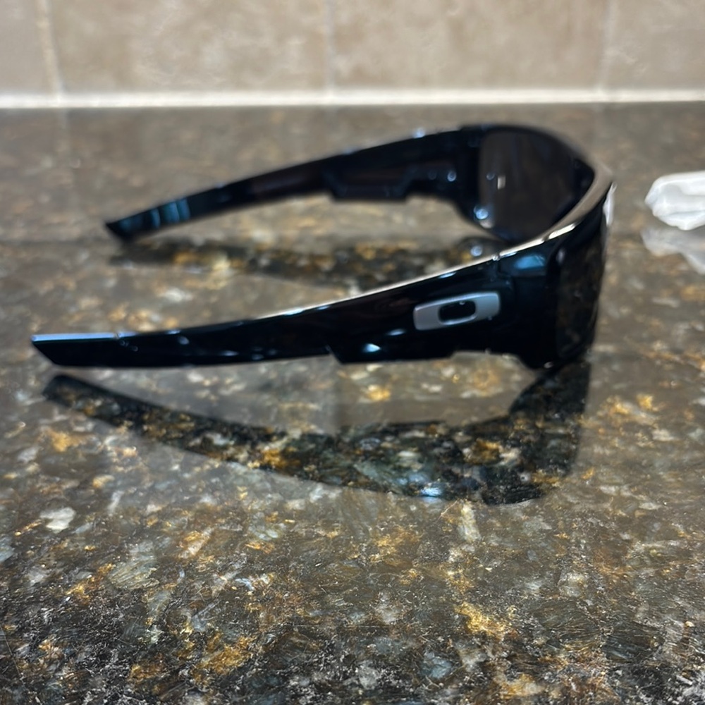 Oakley Black Performance Sunglasses with Wrap-Around Design - Picture 3 of 3